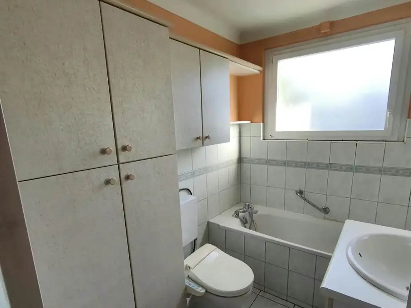 La même salle de bain avant les travaux