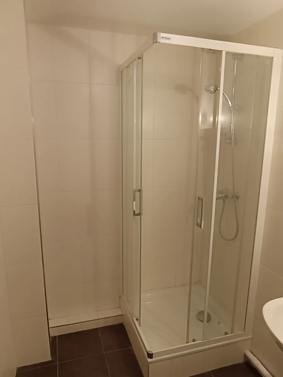 La même salle de bain avant les travaux