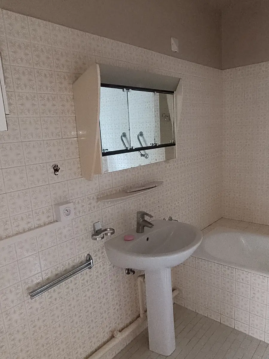 La même salle de bain avant les travaux