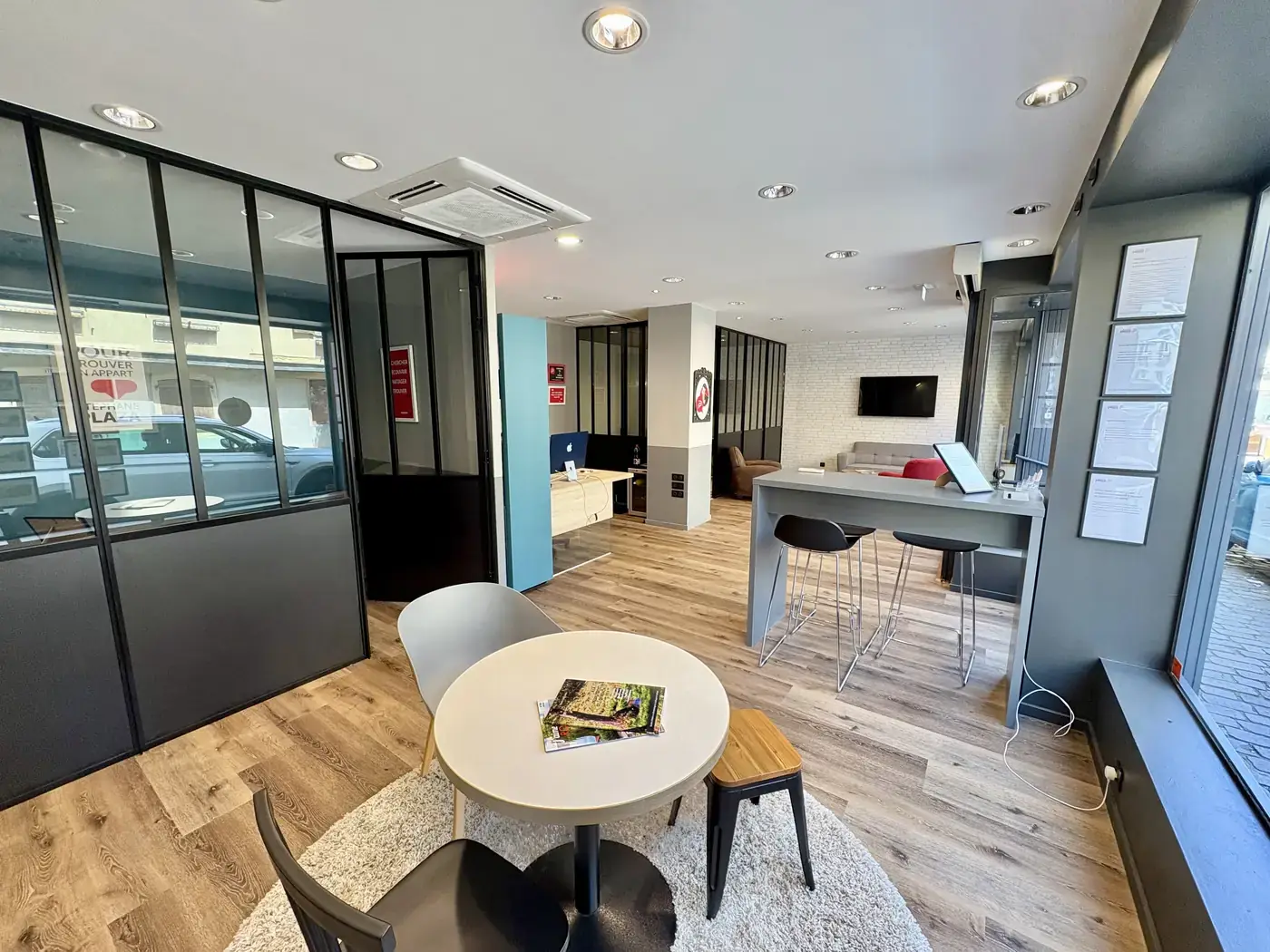 Agence immobilière à Rouffach après rénovation, banque d'accueil et bureaux
